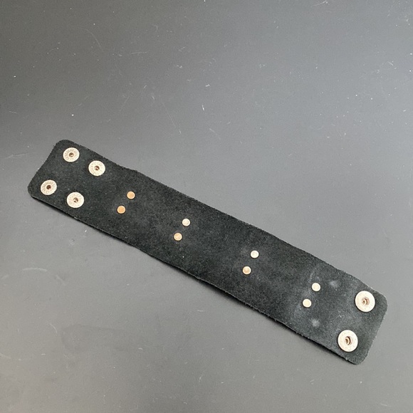 Metal scaled leather cuff bracelet - Picture 6 of 10